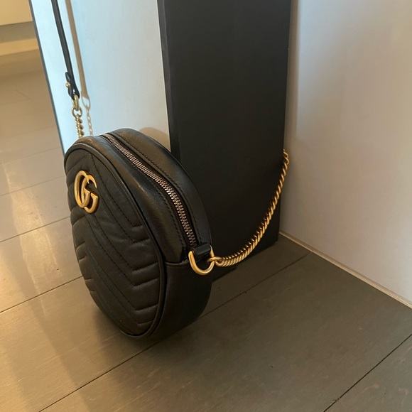 Round Gucci GG Marmont bag in black. Exterior is in impecable condition. - Picture 2 of 7